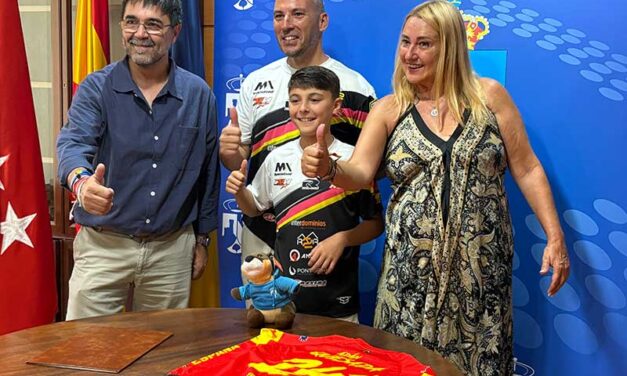 La alcaldesa de Torrelodones recibe a Adán Quesada, subcampeón del mundo de motocross con 12 años