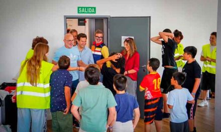 Luis de la Fuente visita por sorpresa a los vecinos desalojados en Las Rozas