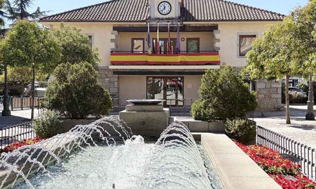 Torrelodones celebra el Día de la Hispanidad con un homenaje a la Bandera en la plaza de la Constitución