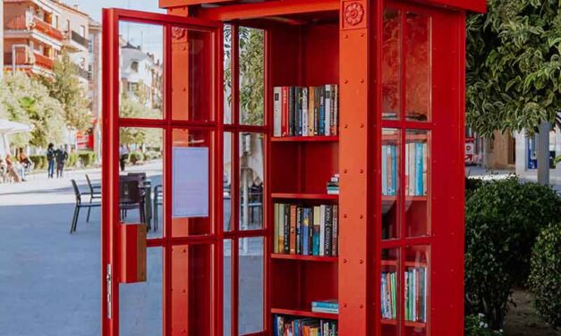 Las Rozas instala dos cabinas de intercambio de libros en la calle Real y en La Marazuela