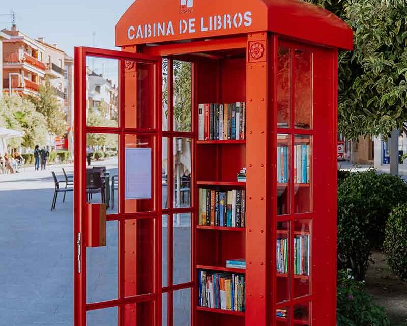 Las Rozas instala dos cabinas de intercambio de libros en la calle Real y en La Marazuela